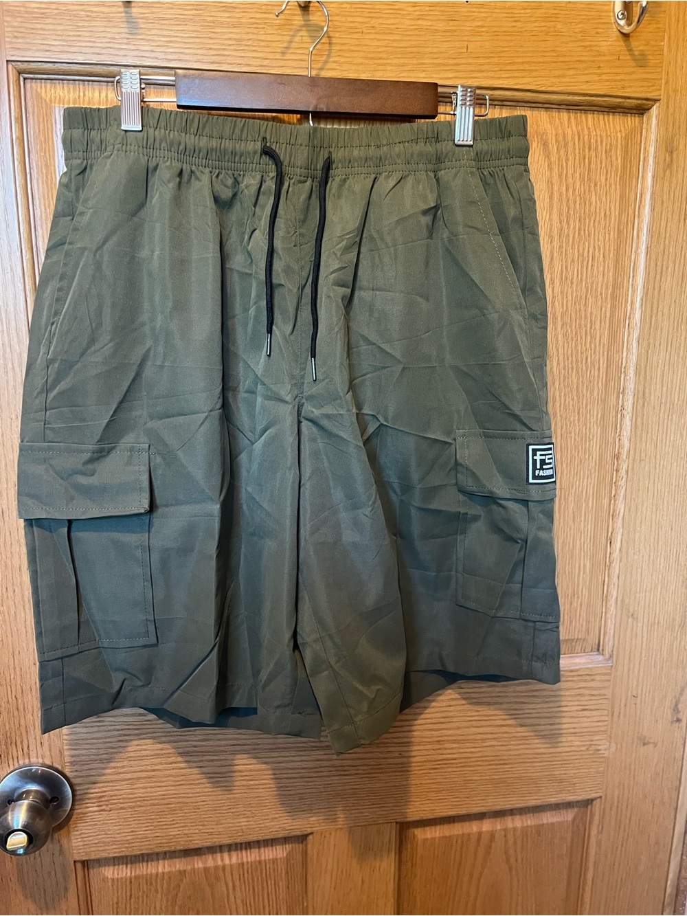 Men's Olive Cargo Shorts with Elastic Waist and Utility Pockets